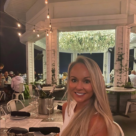 Meet your Posher, Jennifer - Picture 1 of 1